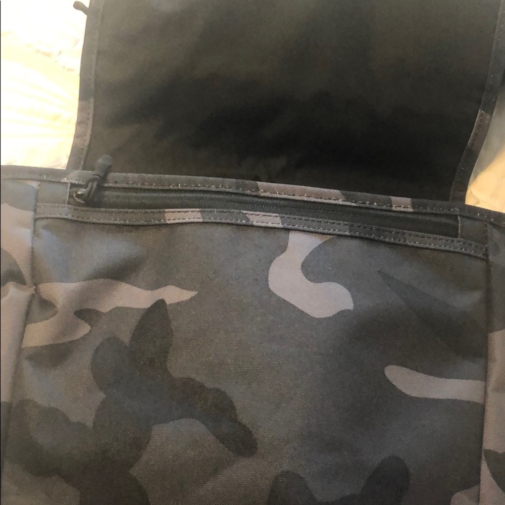 Hershel Supply Co Lane Cross body Night camo. - Picture 4 of 16